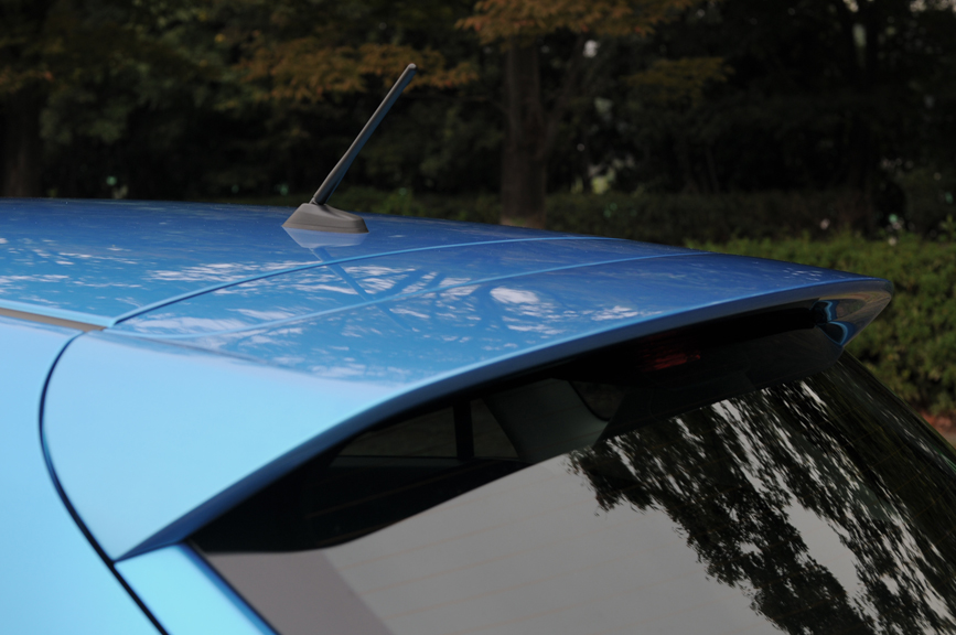 前方可倒式のルーフアンテナ