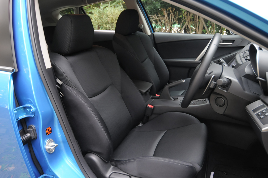 フロントシートはスポーティなバケットタイプシートが採用されている