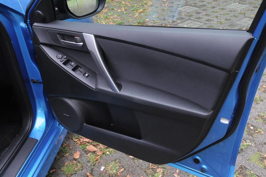 フロントドア。大型のドアハンドルに、ドリンクホルダー兼用のサイトポケット、BOSE製スピーカーを備える