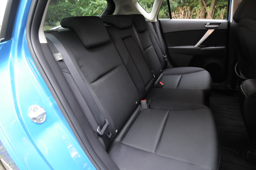 リアシート。中央にはドリンクホルダー内蔵のアームレストが収納される