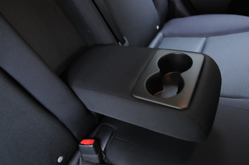 リアシート。中央にはドリンクホルダー内蔵のアームレストが収納される