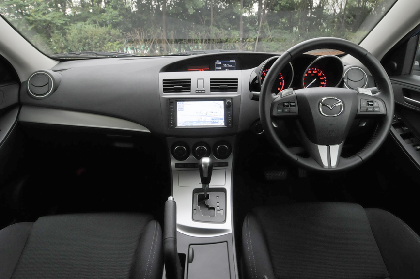 インストルメントパネル。スピード＆タコメーターとは独立したマルチインフォメーションディスプレイがインパネ中央にレイアウトされる