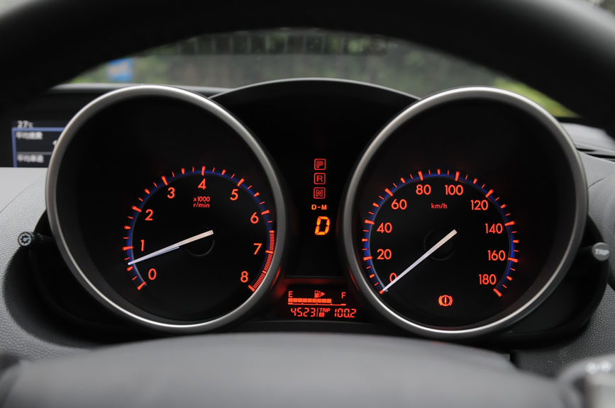 ステアリング前にはタコメーターとスピードメーター、シフトインジケータやガソリン残量など運転に直接必要な情報のみが表示される