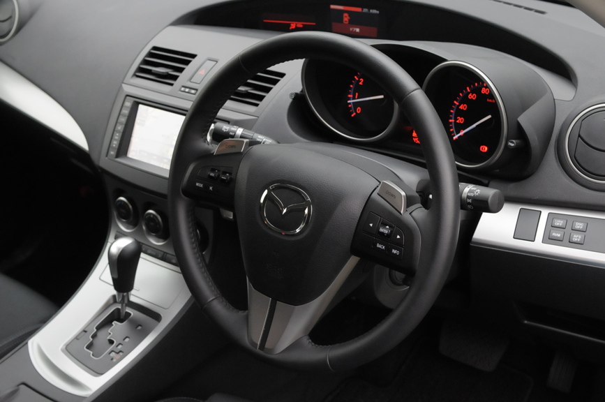 ステアリング裏だけでなく、表にもシフトパドルを備えるのが特徴的だ