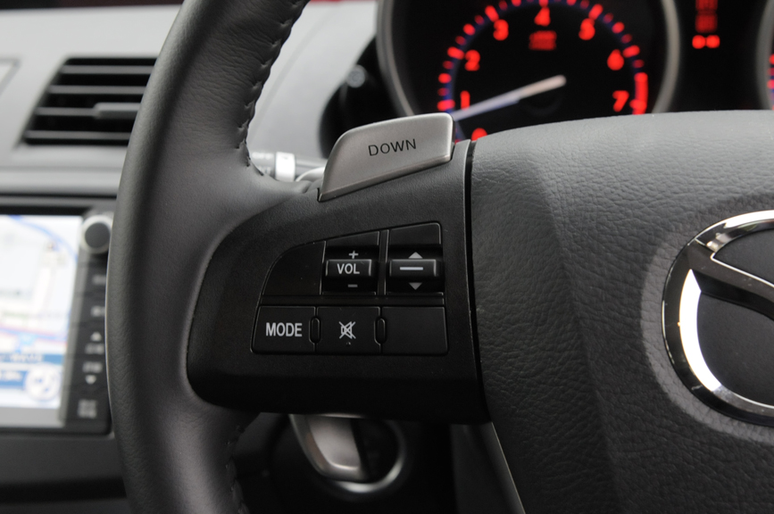 ステアリング左スイッチはオーディオ操作用