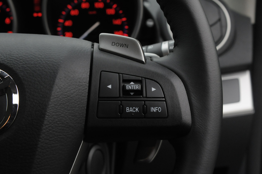 ステアリング右スイッチはマルチインフォメーションディスプレイの表示切り替えなどに使用する