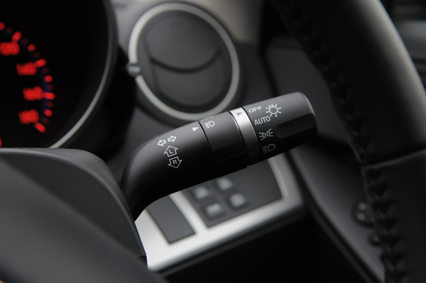 右レバーはウインカーとヘッドライトとオーソドックスなレイアウト。ヘッドライトを自動点灯するオートライトシステムも用意される