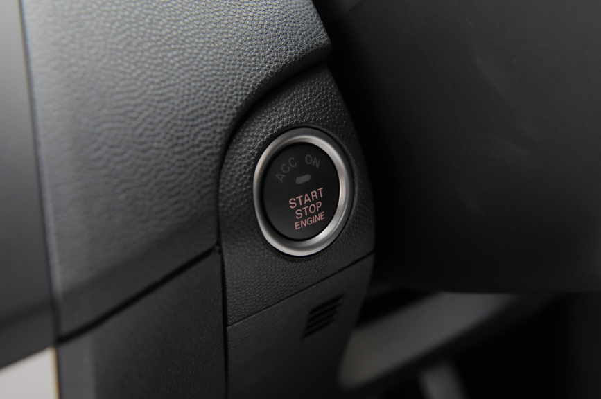 ステアリング左にはエンジンのスタートスイッチを備える