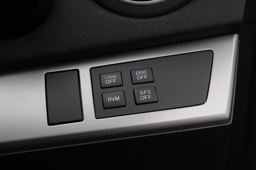 ステアリング右下には、i-stopのOFFスイッチ、横滑り防止機能DSCのOFFスイッチ、後方確認アシストアシストシステムRVM作動スイッチ、コーナリング時にヘッドライトを進行方向に向けるAFSのOFFスイッチがある