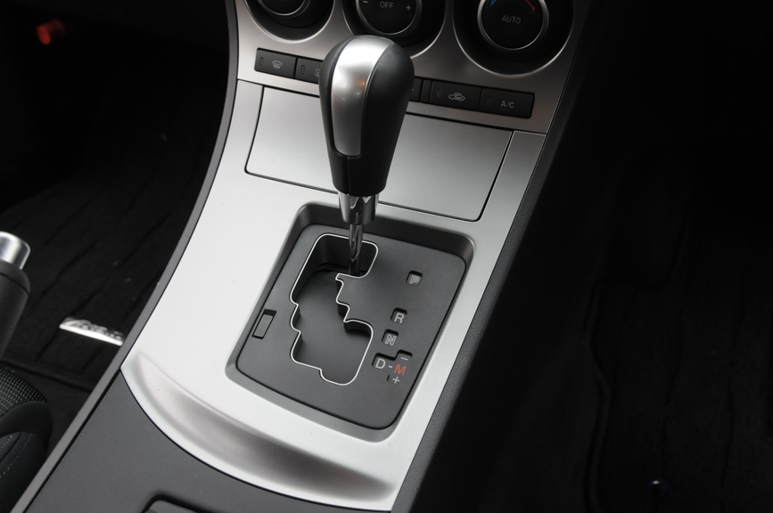 シフトレバーはマニュアルモード用ポジションも備えている。サイドブレーキ脇にはドリンクホルダーが用意される