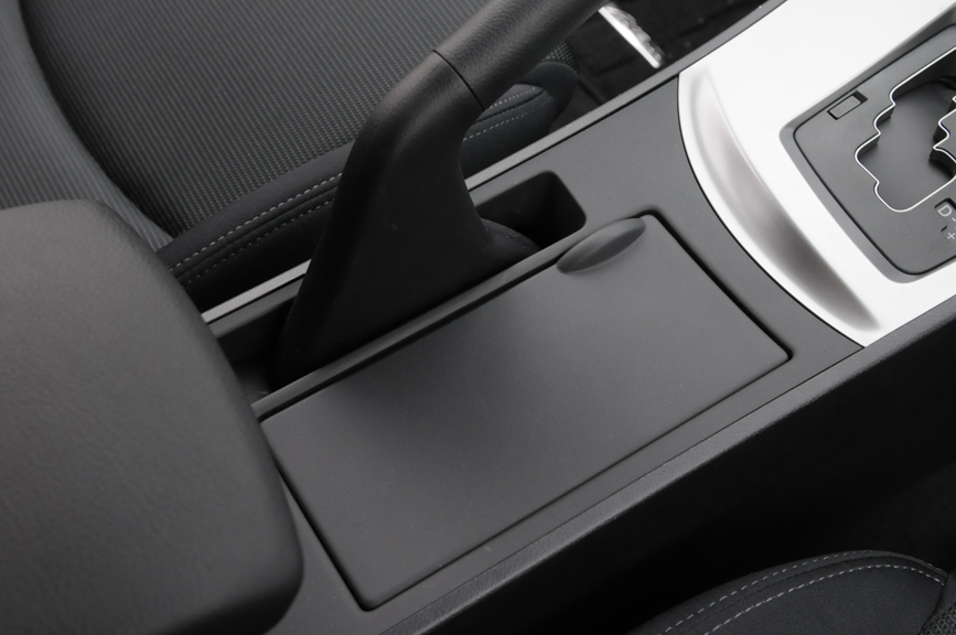 シフトレバーはマニュアルモード用ポジションも備えている。サイドブレーキ脇にはドリンクホルダーが用意される