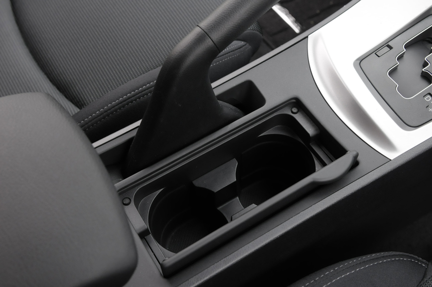 シフトレバーはマニュアルモード用ポジションも備えている。サイドブレーキ脇にはドリンクホルダーが用意される