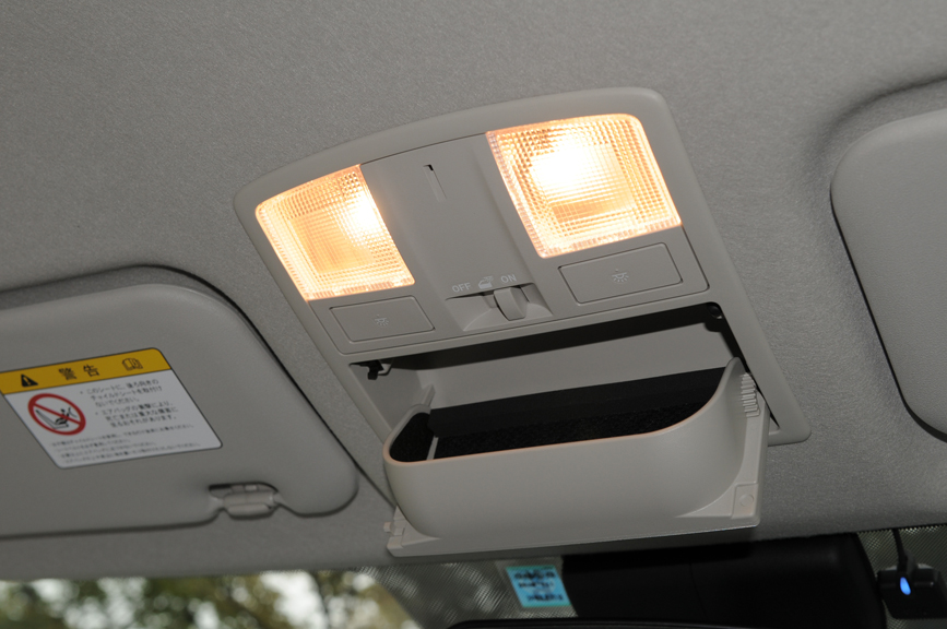 マップランプは左右独立で点灯可能。グラスホルダーも備える