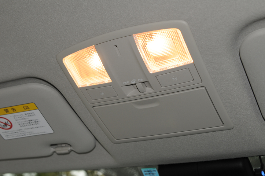 マップランプは左右独立で点灯可能。グラスホルダーも備える