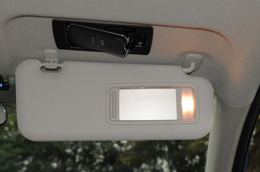 サンバイザー裏には照明付きバニティーミラーを備える。ETC車載器は運転席側サンバイザー裏に装着される