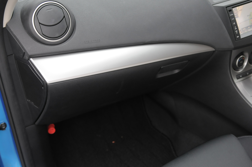 グローブボックスは開口部の大きさの割に容量は少なめ