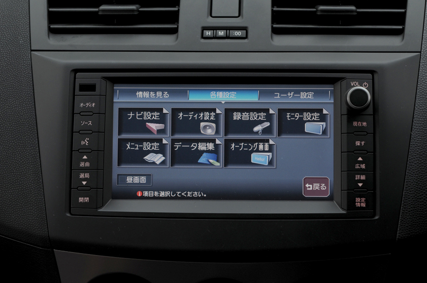 メーカーオプションとなるHDDナビゲーション。ワンセグチューナーを内蔵し、SDメモリーカード内の音楽データの再生も可能。iPod接続ケーブルはオプションとなる。CDからの音楽データリッピングは4倍速。ナビゲーションはBOSEサウンドシステムとの組み合わせとなる