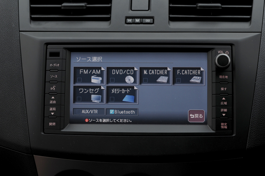 メーカーオプションとなるHDDナビゲーション。ワンセグチューナーを内蔵し、SDメモリーカード内の音楽データの再生も可能。iPod接続ケーブルはオプションとなる。CDからの音楽データリッピングは4倍速。ナビゲーションはBOSEサウンドシステムとの組み合わせとなる