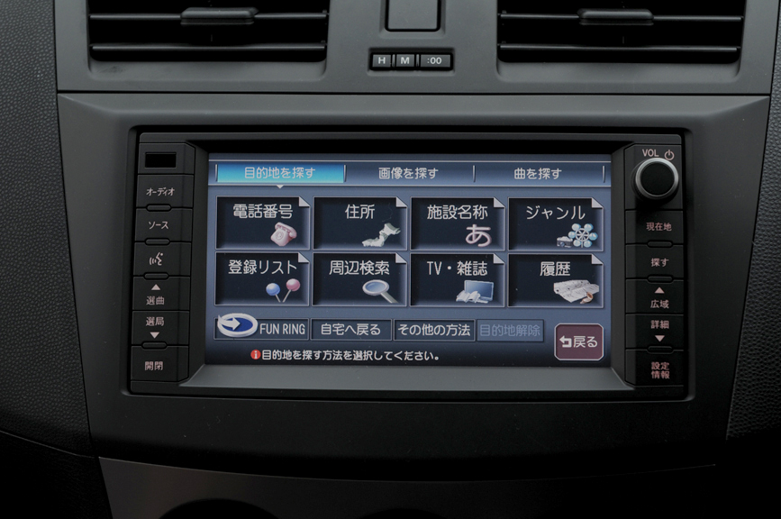 メーカーオプションとなるHDDナビゲーション。ワンセグチューナーを内蔵し、SDメモリーカード内の音楽データの再生も可能。iPod接続ケーブルはオプションとなる。CDからの音楽データリッピングは4倍速。ナビゲーションはBOSEサウンドシステムとの組み合わせとなる