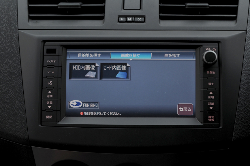 メーカーオプションとなるHDDナビゲーション。ワンセグチューナーを内蔵し、SDメモリーカード内の音楽データの再生も可能。iPod接続ケーブルはオプションとなる。CDからの音楽データリッピングは4倍速。ナビゲーションはBOSEサウンドシステムとの組み合わせとなる