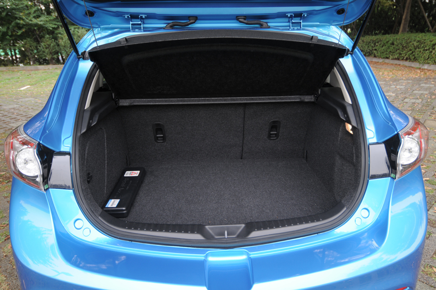 リアシートは6：4の分割可倒式。ラッゲージスペースに見える黒い箱は三角板が収納されている