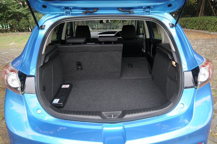 リアシートは6：4の分割可倒式。ラッゲージスペースに見える黒い箱は三角板が収納されている