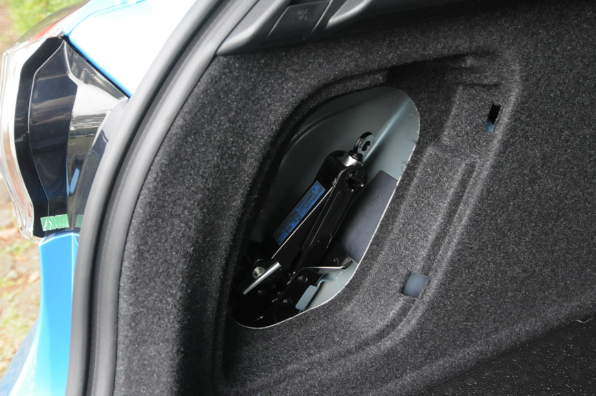 リアのフロアボードの下にはBOSEサウンドシステムのサブウーファーと、パンク修理セットなどが収納されている。ジャッキは側面に収納されている