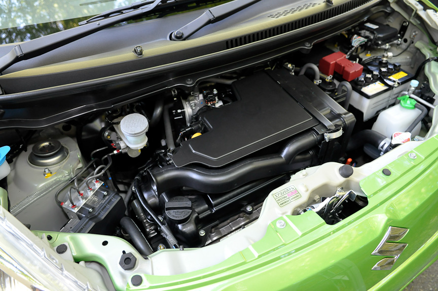 直列3気筒DOHC 660ccエンジンは、低速域でのトルクを高め、発進加速性能を重視しながらも、インテークマニホールドやエアクリーナーの吸気効率を高め、燃費向上にも成功した