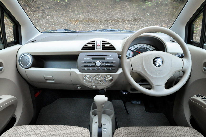 車体の防音構造や、吸音材、遮音材を見直し、従来モデルより静粛性が向上したと言う。インテリアカラーはベージュを基調としている