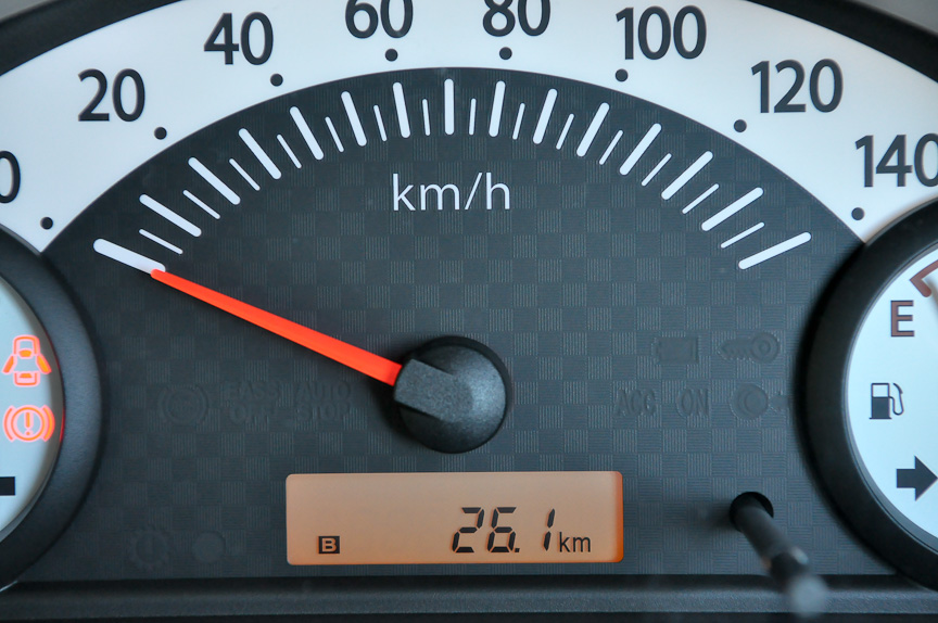 スピードメーター内の液晶画面はトリップメーターのA/B切り替えのほか瞬間燃費・平均燃費・航続可能距離の表示ができる