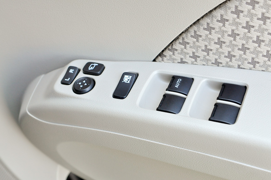 運転席側のドアには左右ドアミラーの調整機能とウインドーの開閉が可能