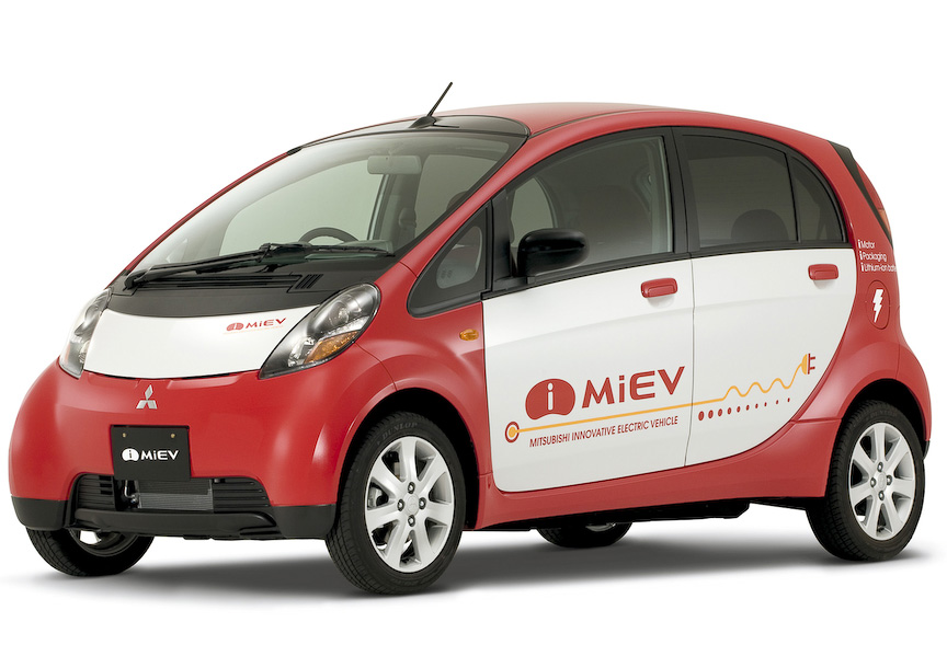 i-MiEVをはじめとする電気自動車のほか、関連技術や製品を展示する