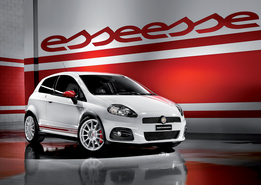 アバルトファクトリーチューンが施される「アバルト グランデ プント エッセエッセ」