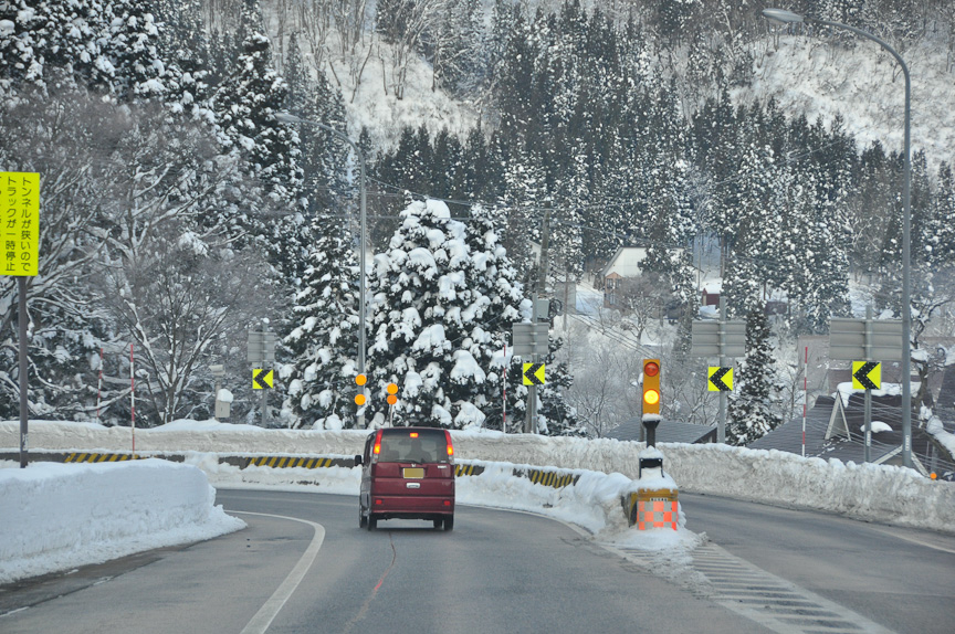 国道17号の新潟県側は、180度回り込むコーナーが連続する区間が多い