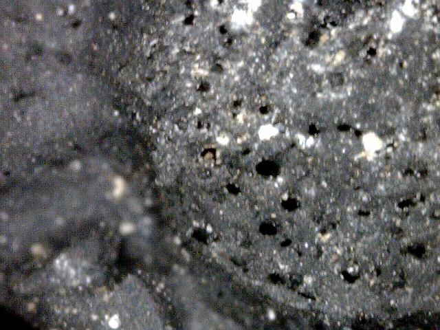 200倍のマイクロスコープで拡大撮影したREVO GZのトレッド面。REVO GZでは新素材配合のレボ発泡ゴムGZを採用している