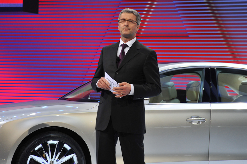 プレスカンファレンスでA8とeトロンを紹介するルパート シュタートラーCEO