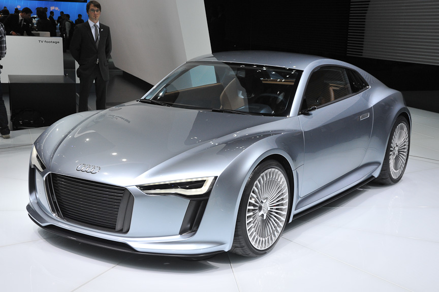 初代eトロン同様に35本スポークのホイールを履く