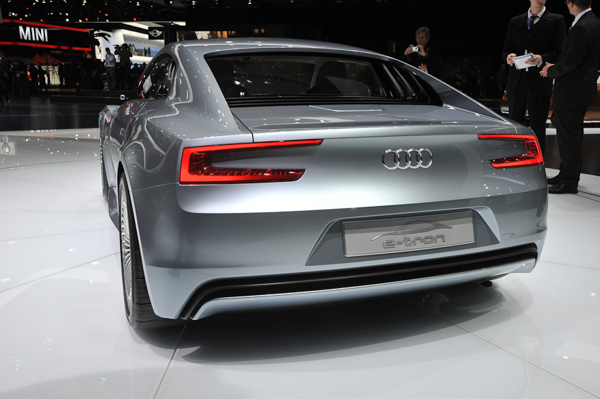 ヘッドライトと同じ意匠のテールランプ