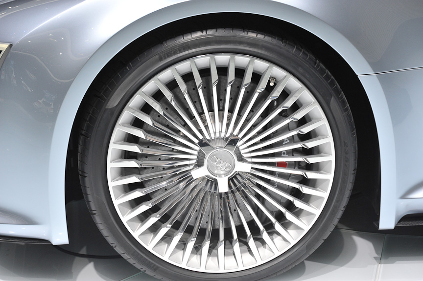 初代eトロン同様に35本スポークのホイールを履く