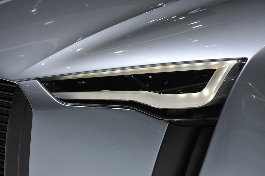 LEDのヘッドライトはカメラと連動した自動配光機能を備える