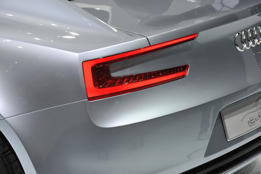 ヘッドライトと同じ意匠のテールランプ