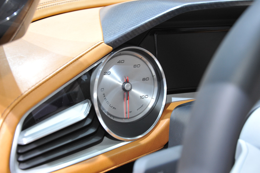 インストゥルメント・パネルはディスプレイの左右にアナログメーターを配したもの。右のメーターは速度、左のメーターは現在の出力を表す