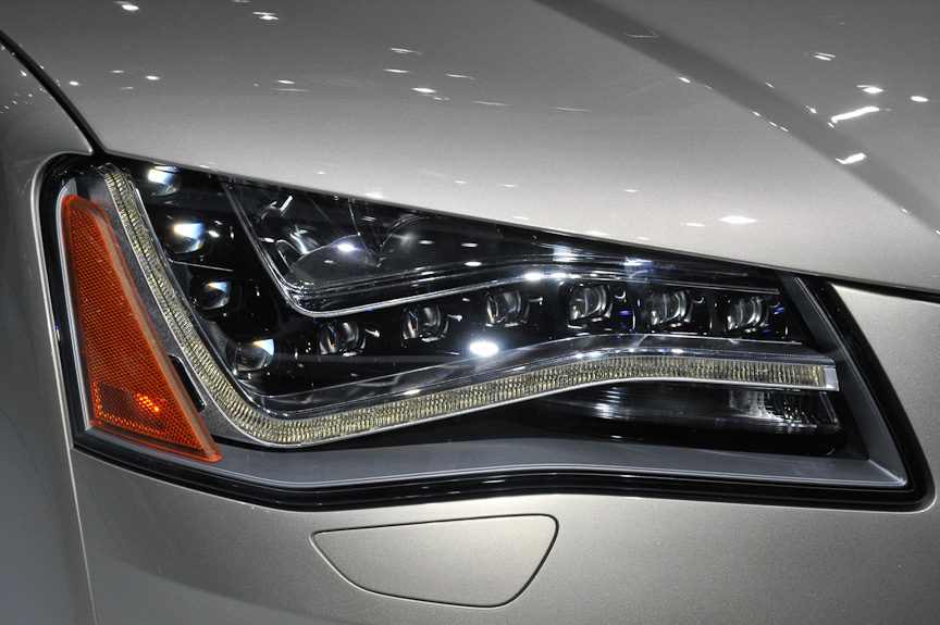 内部に複雑な造形を持つヘッドライトユニット