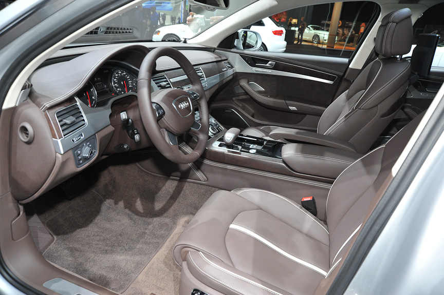 センターコンソールにMMIを備える