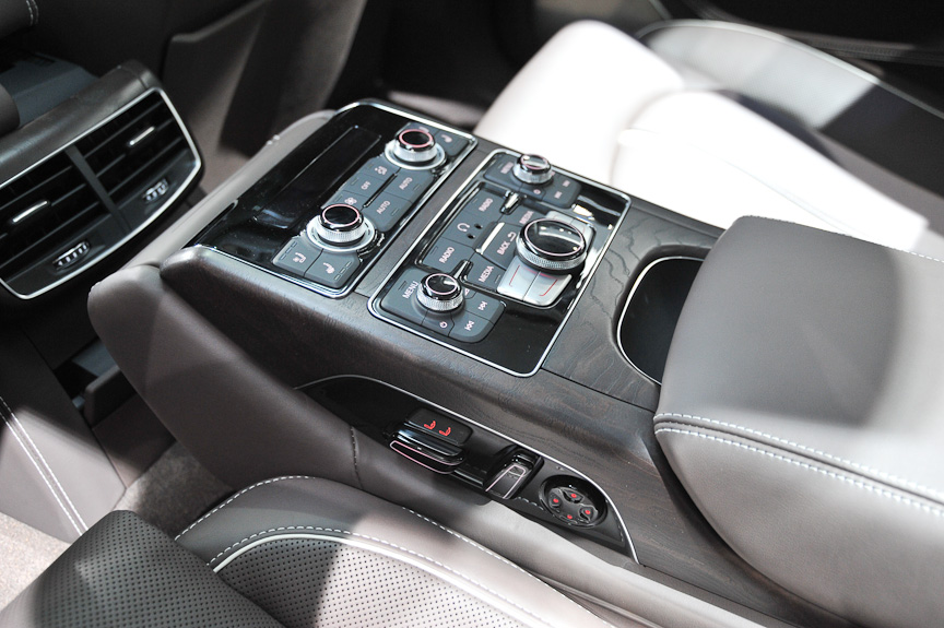 後席にはインディビジュアル・ディスプレイと後席用のMMIを備える