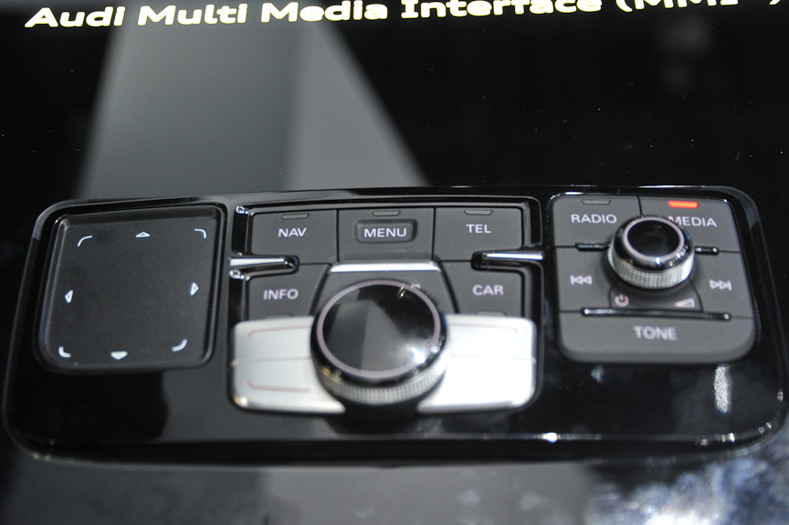 MMIの操作部。ダイヤルの左にタッチパッドを備える。タッチパッドは手書き文字の入力やジェスチャーのほか、ラジオのダイレクト選曲にも使うため、それぞれの状況でタッチパッドの表示が変わる