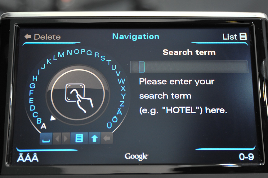 文字入力はタッチパッドによる手書き入力以外にも、ダイヤルでの選択も可能