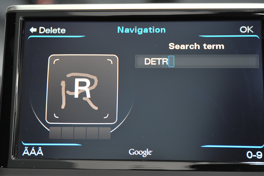 文字入力はタッチパッドによる手書き入力以外にも、ダイヤルでの選択も可能