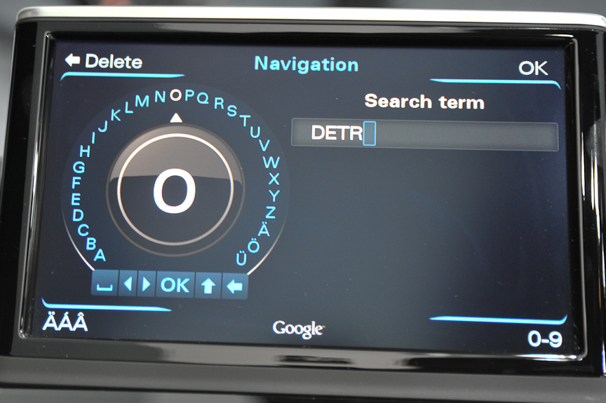 文字入力はタッチパッドによる手書き入力以外にも、ダイヤルでの選択も可能