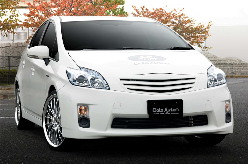 フロントグリルを装着したプリウス（ZVW30）